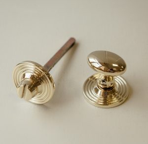 Oval Knob Turn and Release on Reeded Rose - Polished Brass