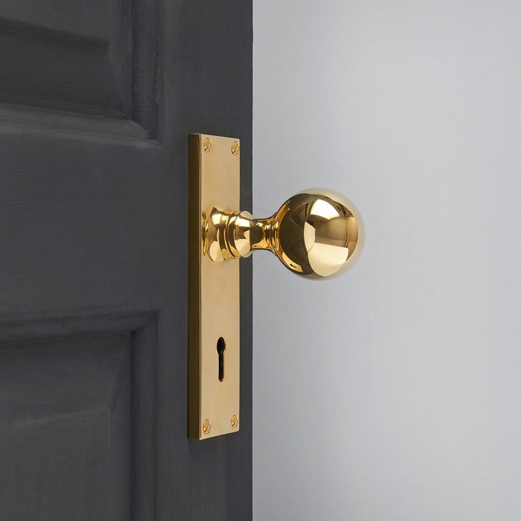 Round Door Knobs on Rectangular Backplate Lock Set - Polished Brass