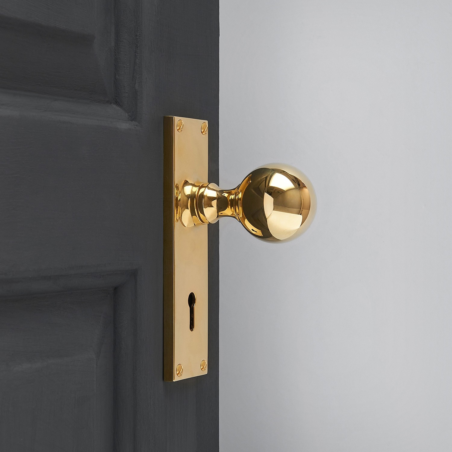 round-door-knobs-on-rectangular-backplate-lock-set-polished_brass