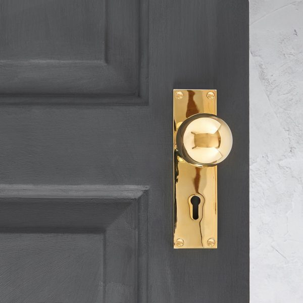 Round Door Knobs on Rectangular Backplate Lock Set - Polished Brass - Image 2