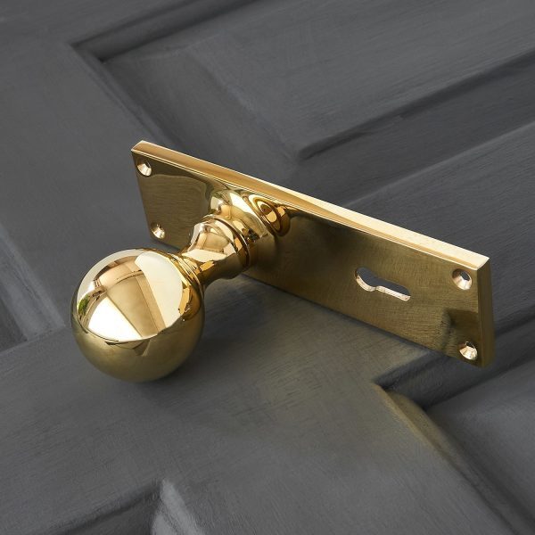 Round Door Knobs on Rectangular Backplate Lock Set - Polished Brass - Image 3