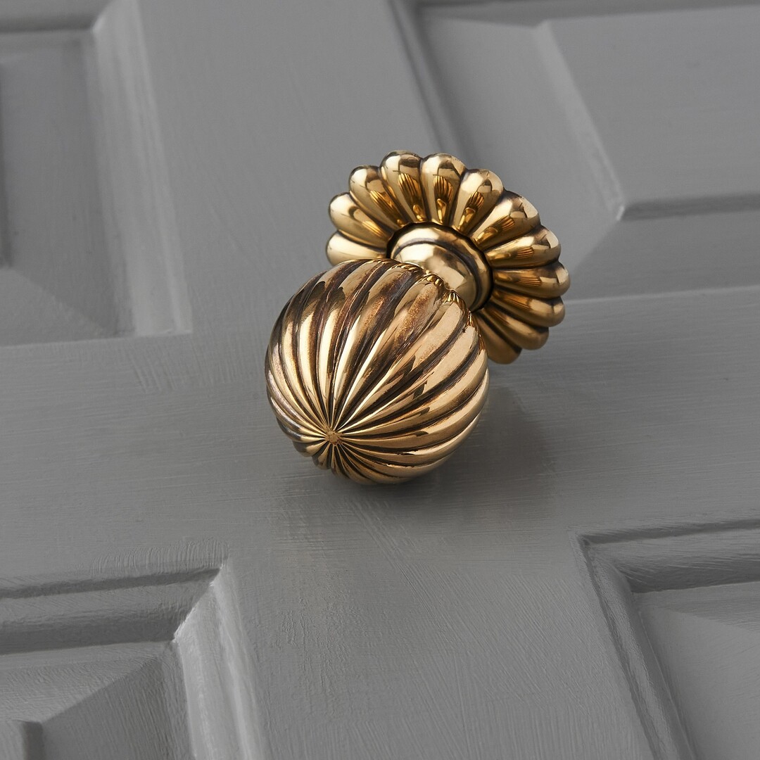 https://www.graceandgloryhome.co.uk/wp-content/uploads/2023/02/flower-door-knobs-pair-brass2_.jpg