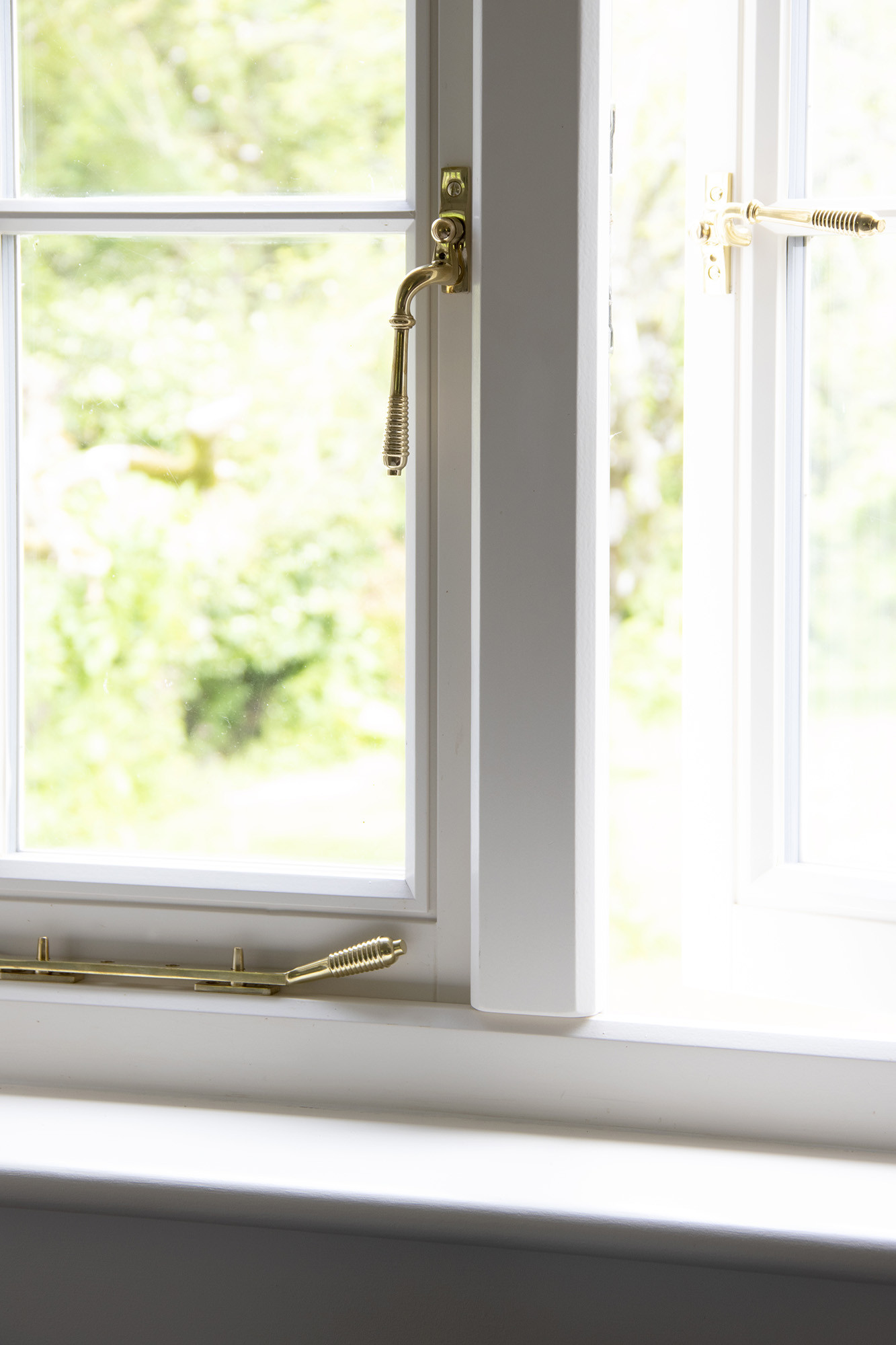 polished brass 8" reeded stay