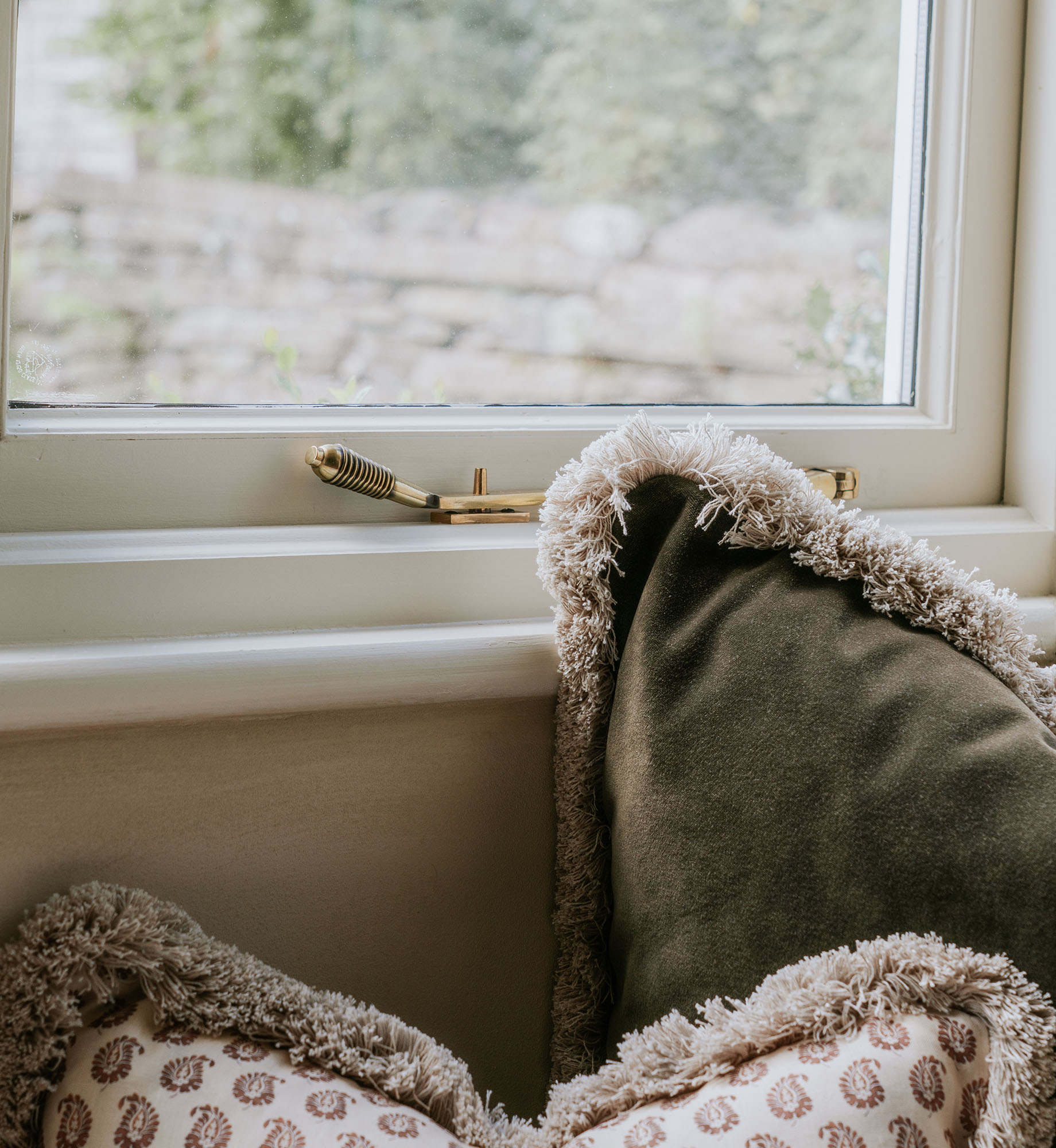 aged brass 10" reeded stay